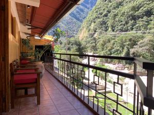uma varanda com vista para uma montanha em Panorama B&B em Machu Picchu