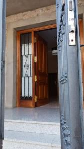 uma porta aberta de um edifício com uma porta de vidro em Casa Rural Las Parras 48 em Malpartida de Cáceres