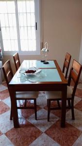 uma mesa de jantar com uma taça de fruta em Casa Rural Las Parras 48 em Malpartida de Cáceres