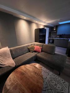 a living room with a couch and a table at 4 tot 8 persoons huisje - Veluwemeer - Biddinghuizen - Harderwijk - Elburg in Biddinghuizen