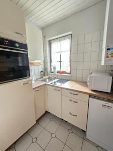 kuchnia ze zlewem i blatem w obiekcie Haus Seezeit w mieście Plau am See