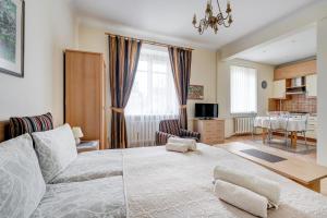 ein Wohnzimmer mit einem Bett und einem Esszimmer in der Unterkunft Old Town Apartment Antokolskio in Vilnius