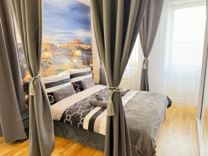 um quarto com uma cama e uma janela grande em New modern-style apartment with balcony in the Prague 2 em Praga