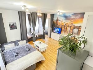 um quarto com uma cama e uma televisão em New modern-style apartment with balcony in the Prague 2 em Praga