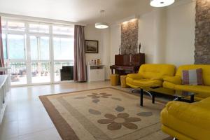 a living room with a yellow couch and a rug at Casa Moderna cerca de la PLAYA in Castellón de la Plana