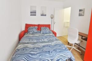 a bedroom with a bed and a desk and a chair at Chez Alycelia - Studio - Orly - Gare - 25' Paris centre in Juvisy-sur-Orge