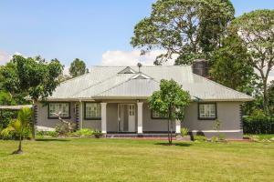 Biały dom z trawnikiem w obiekcie Springfield Luxury Homes w mieście Kuywa
