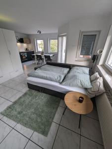 een woonkamer met een bank en een tafel bij ApartmentLochbrücke in Meckenbeuren