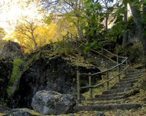 un conjunto de escaleras en la parte superior de una roca en Apartamento Carmela, en Monachil