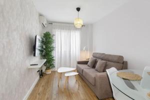 - un salon avec un canapé et une table dans l'établissement Apartamento Carmela, à Monachil