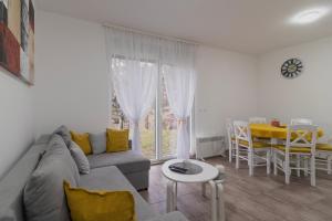Prostor za sedenje u objektu Apartman Diva Jana Divčibare