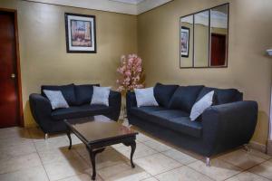 Sala de estar con 2 sofás y mesa de centro en Hotel Oasis, en Ciudad Constitución