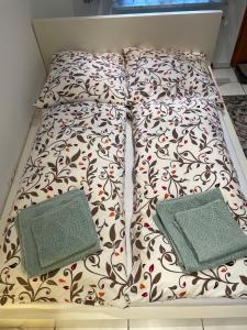 un letto con due cuscini sopra di Apartment in Natur und Flughafen Nähe a Norimberga