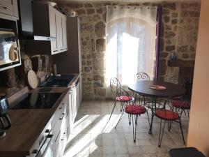 Η κουζίνα ή μικρή κουζίνα στο Gite La Framboise