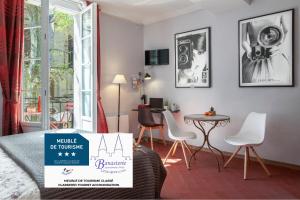 una camera con letto, tavolo e sedie di Centre Palais des Papes-Balcon B1 Clim - 123avignon ad Avignone