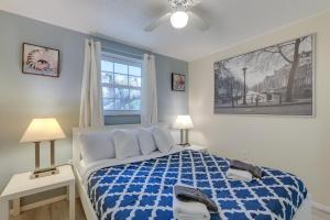 イングルウッドにあるEnglewood Apartment with Shared Pool 1 Mi to Beachのベッドルーム(青と白のベッド1台、窓付)