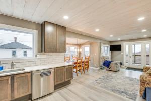 Virtuvė arba virtuvėlė apgyvendinimo įstaigoje Cozy Maine Getaway Covered Deck, Walk to Beach!