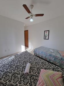 Una cama o camas en una habitación de Guarapari Praia - 3 quartos na Rua da Praia varanda vista montanhas 11 fotos más