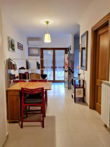 eine Küche mit einem Tisch und Stühlen im Zimmer in der Unterkunft Cozy studio flat in Rome in Rom