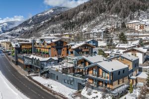 メッツァーナにあるHotel Ravelli Luxury Spaの雪上のリゾートタウンの空中ビュー