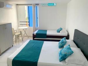 Giường trong phòng chung tại Lagos y Mar Apartamentos Cartagena