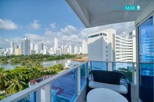 balcón con silla y vistas a la ciudad en Lagos y Mar Apartamentos Cartagena en Cartagena de Indias