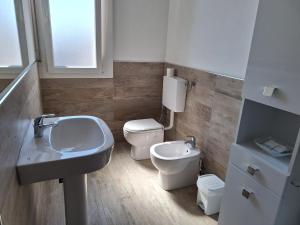 a bathroom with a toilet and a sink at King 35 in Bologna