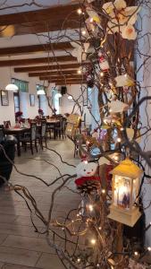 un comedor con un árbol de Navidad con luces en Hospůdka na konci světa, en Odry