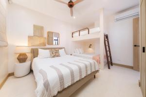 Katil atau katil-katil dalam bilik di Beach, Oceanfront 2BR, 2BA Condo in Las Catalinas - Plaza Mercado 12 +42 gambar