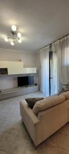 a living room with a couch and a tv at La Casa di Ale in Ceparana