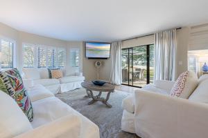 ein Wohnzimmer mit weißen Sofas und einem TV in der Unterkunft Fairways 287 (2G) - 3BR 3BA - (10) in Coffeyville