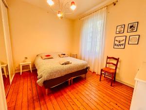 sypialnia z łóżkiem i krzesłem w obiekcie VILLA ALBION w mieście Hautot-sur-Mer