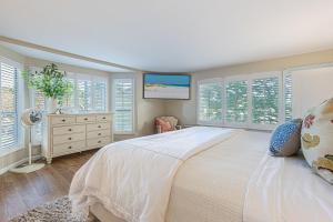- une chambre avec un grand lit blanc et des fenêtres dans l'établissement Fairways 287 (2G) - 3BR 3BA - (10), à Coffeyville