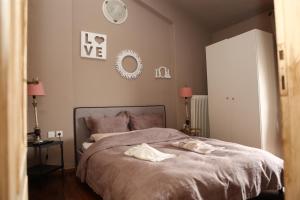 Кровать или кровати в номере Romilias Apartment