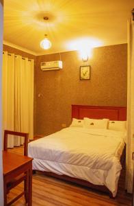 ein Schlafzimmer mit einem großen weißen Bett in einem Zimmer in der Unterkunft Amarula Tree Hotel Mikumi in Mikumi
