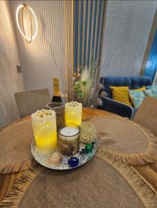 einen Tisch mit einem Teller mit zwei Gläsern Orangensaft in der Unterkunft Lounge garden sea relax in Valencia