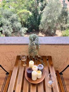 uma mesa com velas e copos de vinho numa varanda em Bilocale a Capalbio “Tiny Home” em Capalbio