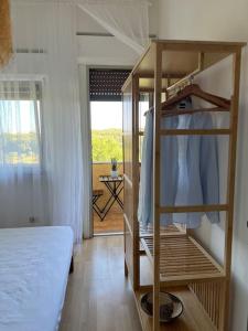 - une chambre avec des lits superposés et une chambre avec un lit gmaxwell gmaxwell dans l'établissement Bilocale a Capalbio “Tiny Home”, à Capalbio