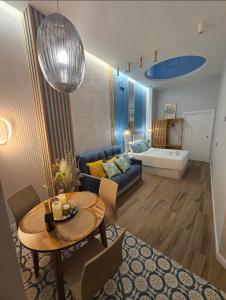 ein Wohnzimmer mit einem Tisch und einem Sofa in der Unterkunft Lounge garden sea relax in Valencia