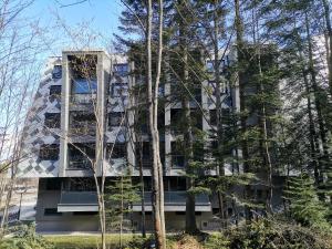 ein Apartmenthaus mit Bäumen davor in der Unterkunft Pine Forest Magic in Bjelašnica