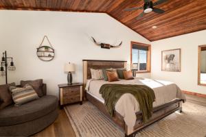 1 dormitorio con cama, silla y techo en Sage Meadow Retreat-Brand New: Hot Tub, Pool Table, Shuffleboard, en Orderville