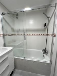 een badkamer met een douche, een bad en een wastafel bij Fuengirola Sweet Apartament in Fuengirola