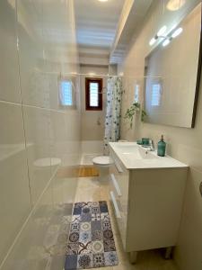 Un baño con inodoro, lavabo y ducha. en VISTA PLAZA - Exceptional Location, en Los Llanos de Aridane