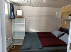 ein Schlafzimmer mit einem Bett und Regalen in der Unterkunft Gästehaus Lilla-Viken in Stöde
