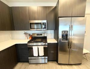 een keuken met een roestvrijstalen koelkast en een fornuis bij In the heart of Vegas luxury 2B2B sleeps 6 in Las Vegas