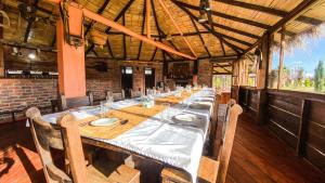 a long dining room with a long table at Hotel rio de piedras in Tuta