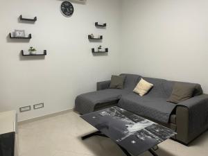 a living room with a couch and a table at G&M Home in Castellana Grotte