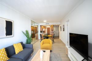 uma sala de estar com um sofá e uma televisão em Le Cartier Apartments Sunny Isles em Sunny Isles Beach