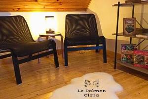 Posedenie v ubytovaní La Bâtisse du Dolmen Clara, Spa et piscine