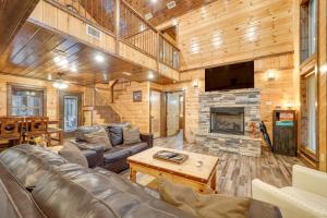 Χώρος καθιστικού στο Broken Bow Cabin on 1 Acre with Hot Tub and Fire Pit!